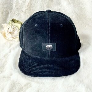 New with tag VAN’S Black Corduroy Hat Adjustable. Logo on front and back